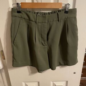 Stretch Crepe Pleated Shorts new without tags